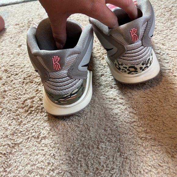 Basketball shoes. Nike Kyrie infinity Size 6.5 men’s and 8 women’s. - Picture 6 of 6